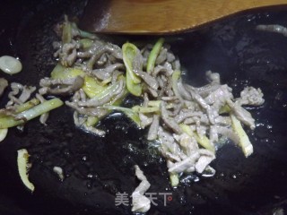 榛蘑肉丝的做法步骤：3