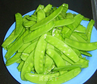 蒜香荷兰豆的做法步骤：2