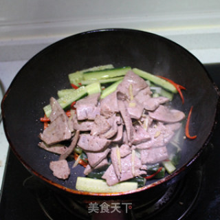 黄瓜爆炒猪肝 春季养生菜的做法步骤：6