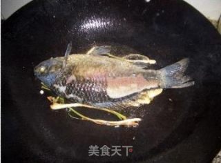 萝卜鲫鱼汤的做法步骤：2
