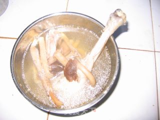 茶树菇炖鸡汤的做法步骤：4