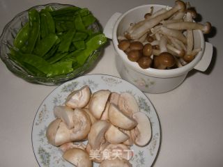 菌菇荷兰豆的做法步骤：2