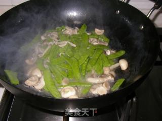 菌菇荷兰豆的做法步骤：4