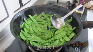 清炒荷兰豆的做法步骤：3