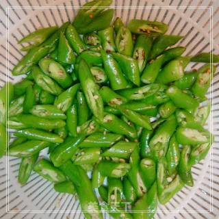 超级美味的简单美食------------杭椒爆鸡翅的做法步骤：2