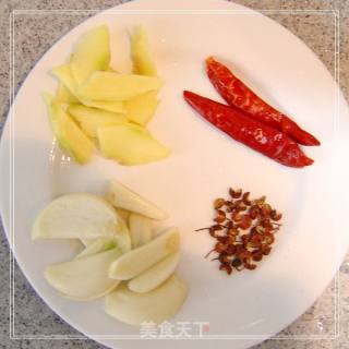 超级美味的简单美食------------杭椒爆鸡翅的做法步骤：3