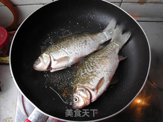 鲫鱼炖粉条的做法步骤：1