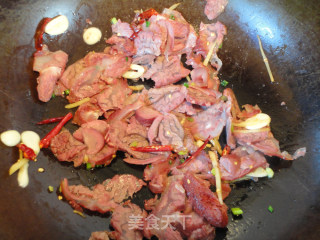 青椒炒牛腱子肉的做法步骤：6