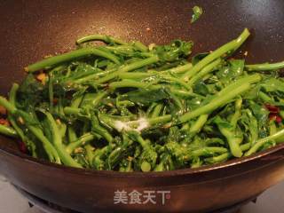 适令蔬菜    炝炒白油菜尖的做法步骤：5