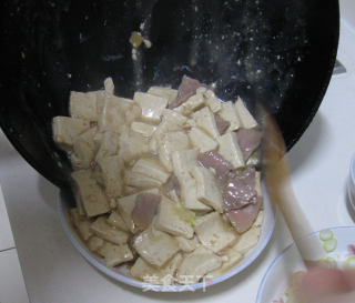 咸肉烧豆腐的做法步骤：11