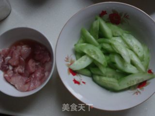 黄瓜炒肉片的做法步骤：1
