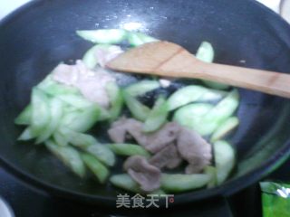 黄瓜炒肉片的做法步骤：4