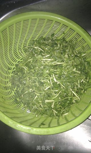 清香豆苗的做法步骤：1