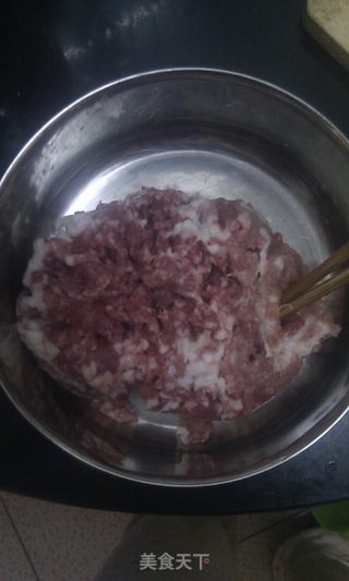 韭菜荸荠猪肉水饺的做法步骤：2