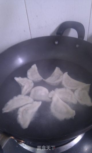 韭菜荸荠猪肉水饺的做法步骤：8
