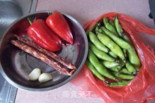 蚕豆红椒炒腊肠的做法步骤：1