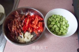 蚕豆红椒炒腊肠的做法步骤：2
