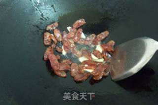 蚕豆红椒炒腊肠的做法步骤：5