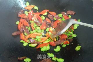 蚕豆红椒炒腊肠的做法步骤：8