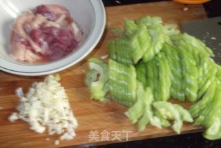 凉瓜炒肉片的做法步骤：2