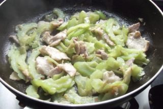 凉瓜炒肉片的做法步骤：7