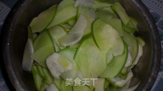 东北传统杀猪菜—血肠烩萝卜片的做法步骤：2