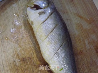 酱烧黄花鱼的做法步骤：1