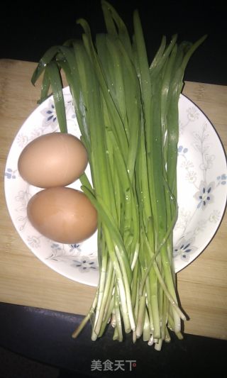 韭香四溢——韭菜炒鸡蛋的做法步骤：1