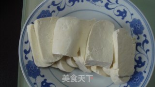 鱼肉、火腿肠蒸豆腐的做法步骤：1