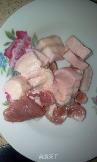 猪肉煮土豆胡萝卜的做法步骤：1