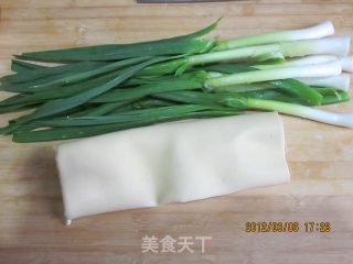 大蒜炒百叶的做法步骤：1