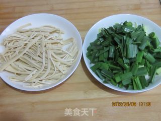 大蒜炒百叶的做法步骤：2