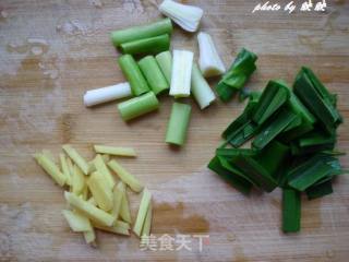 茼蒿煮海鱼的做法步骤：2