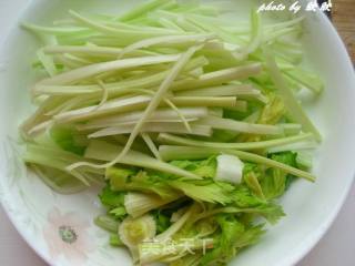 西芹炒榨菜丝的做法步骤：1