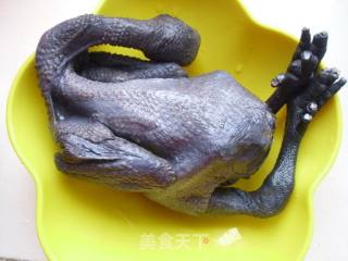 虫草花西洋参炖乌鸡的做法步骤：1