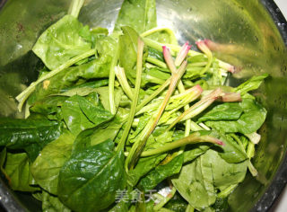 【贪嘴鹦之菠菜大变身，减肥新菜肴】松子菠菜盅的做法步骤：1