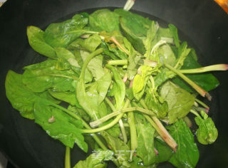 【贪嘴鹦之菠菜大变身，减肥新菜肴】松子菠菜盅的做法步骤：2