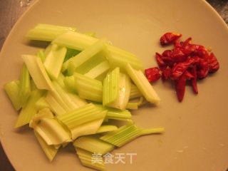 米椒西芹爆菌花的做法步骤：3