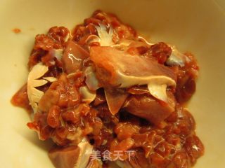 米椒西芹爆菌花的做法步骤：4