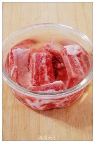 蒜香黑椒锡纸烤排骨的做法步骤：2