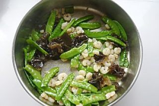 荷兰豆炒虾仁的做法步骤：9