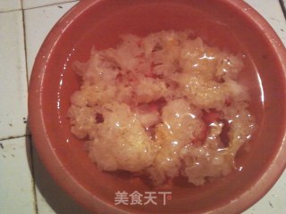 冰糖银耳红枣汤的做法步骤：1