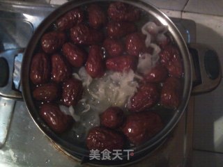 冰糖银耳红枣汤的做法步骤：3