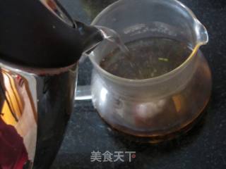 龟苓膏红茶蜂蜜饮的做法步骤：2