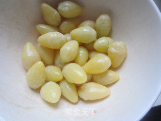 牛奶雪梨白果汤的做法步骤：2