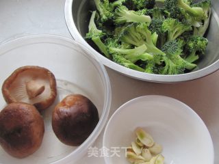 家常小菜---香菇西兰花的做法步骤：1