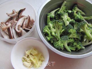家常小菜---香菇西兰花的做法步骤：2