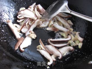 家常小菜---香菇西兰花的做法步骤：3