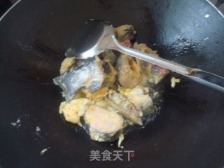 蒜子焖鲶鱼的做法步骤：3