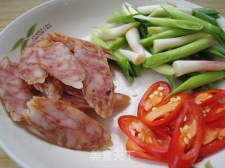 青蒜炒腊肠的做法步骤：2
